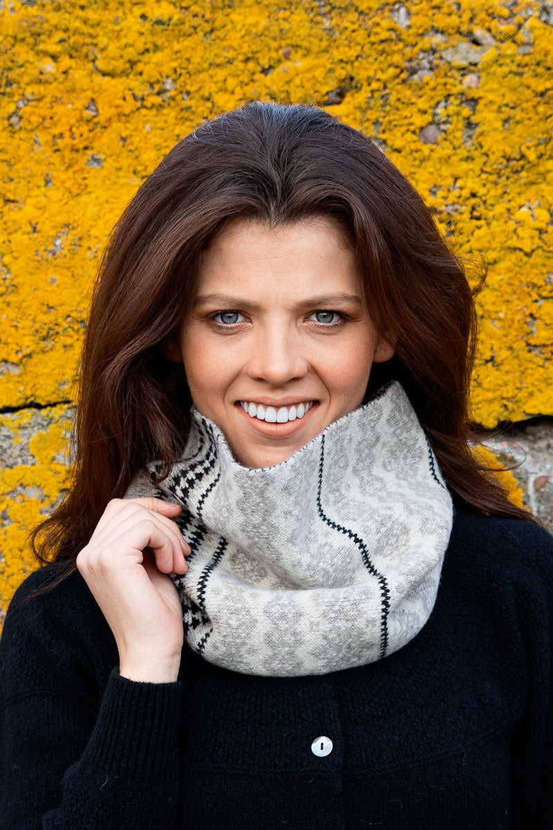 Fair isle cowl scarf linen beige black Scottish lambs wool Stockbridge